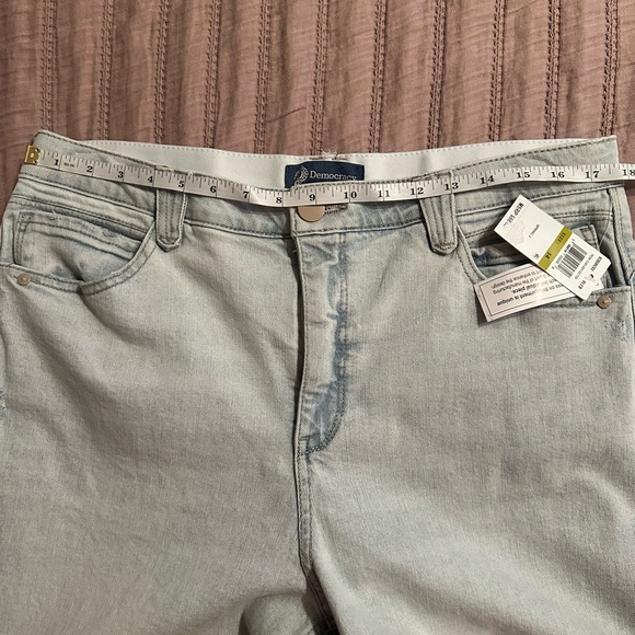 NWT Democracy
Women's "Ab" Solution Skyrise Frayed-Hem Wide-Leg Boyfriend Jeans - Picture 11 of 15